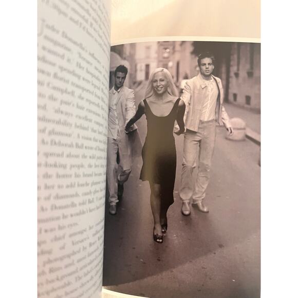 Vogue on Gianni Versace by Charlotte Sinclair. 2017 Hardcover - Picture 9 of 11